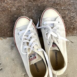 White Converse Sneakers 🤍 size 5.5 - Chucks